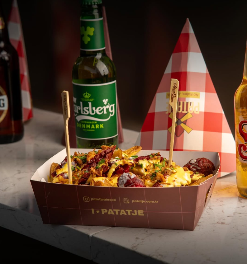 Friet portie in Turkije met topping en drankje