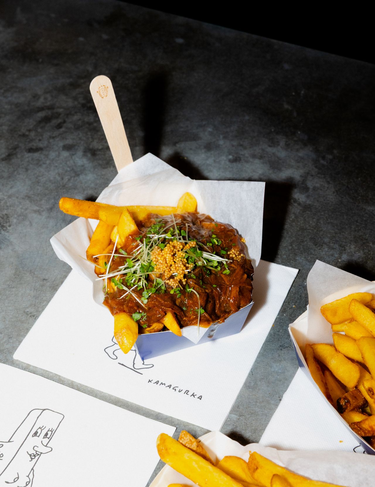 Perfecta frying installation Frites Atelier fries with toppings