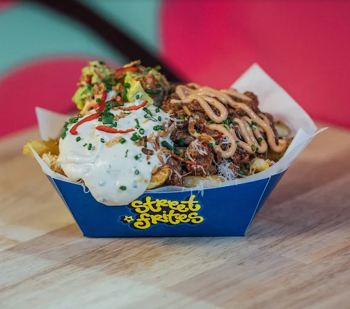 Street Frites Dublin portie met topping 2